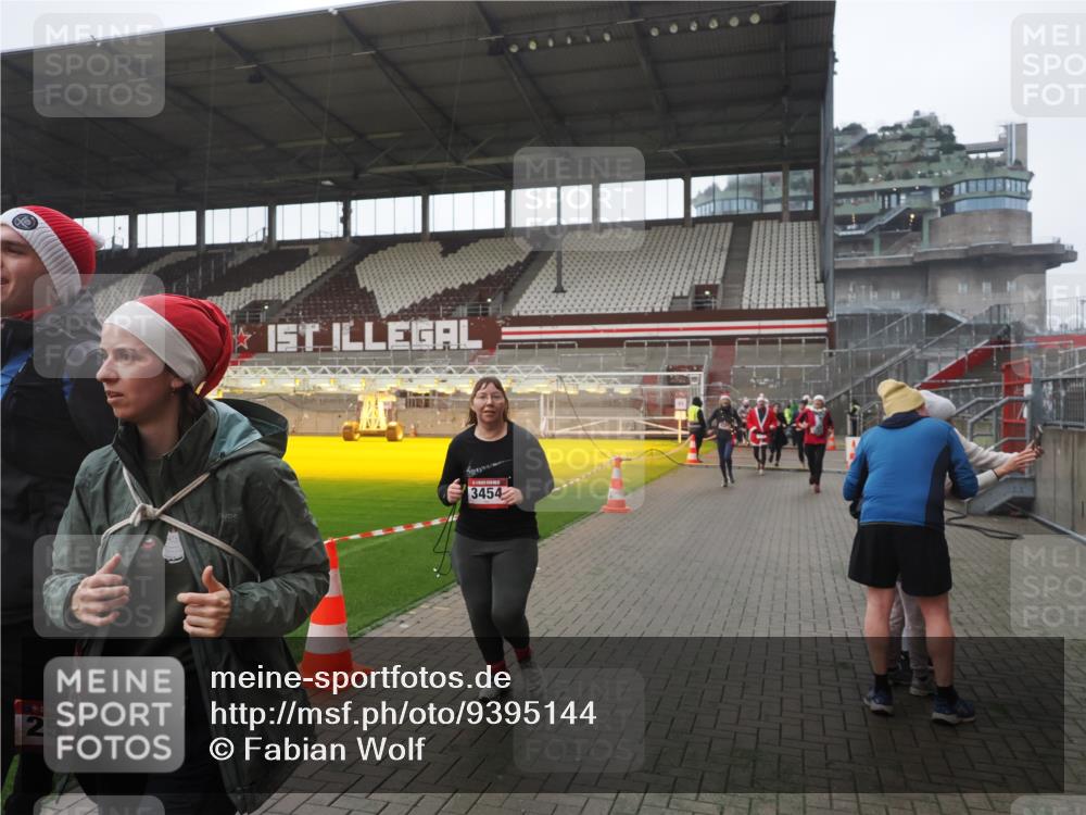 07.12.2025 - St. Pauli X-Mass-Run No. 15 Fabian Wolf http://msf.ph/oto/9395144 07.12.2025 10:28:25 Ziel 412, 2526, 2723, 3395, 3413, 3454, 3472, 4037, 4159, 4160, 4245, 4250, 4355, 4388, 4697, 4698, 4701, 4702, 4706, 4707 meine-sportfotos.de