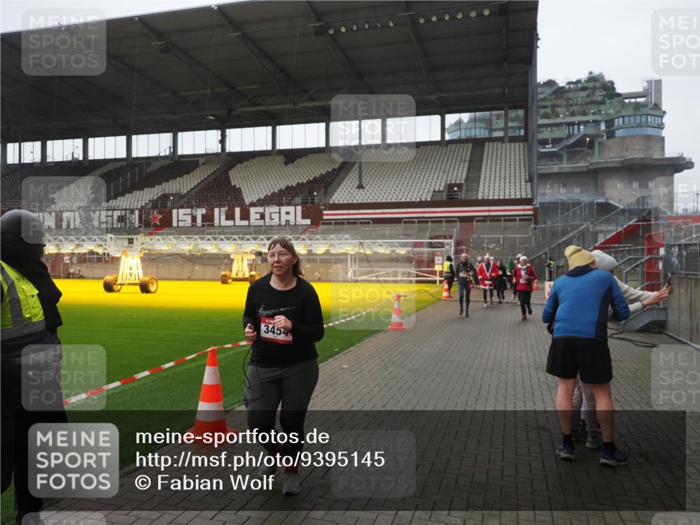 07.12.2025 - St. Pauli X-Mass-Run No. 15 Fabian Wolf http://msf.ph/oto/9395145 07.12.2025 10:28:25 Ziel 412, 2526, 2723, 3395, 3413, 3454, 3472, 4037, 4159, 4160, 4245, 4250, 4355, 4388, 4697, 4698, 4701, 4702, 4706, 4707 meine-sportfotos.de