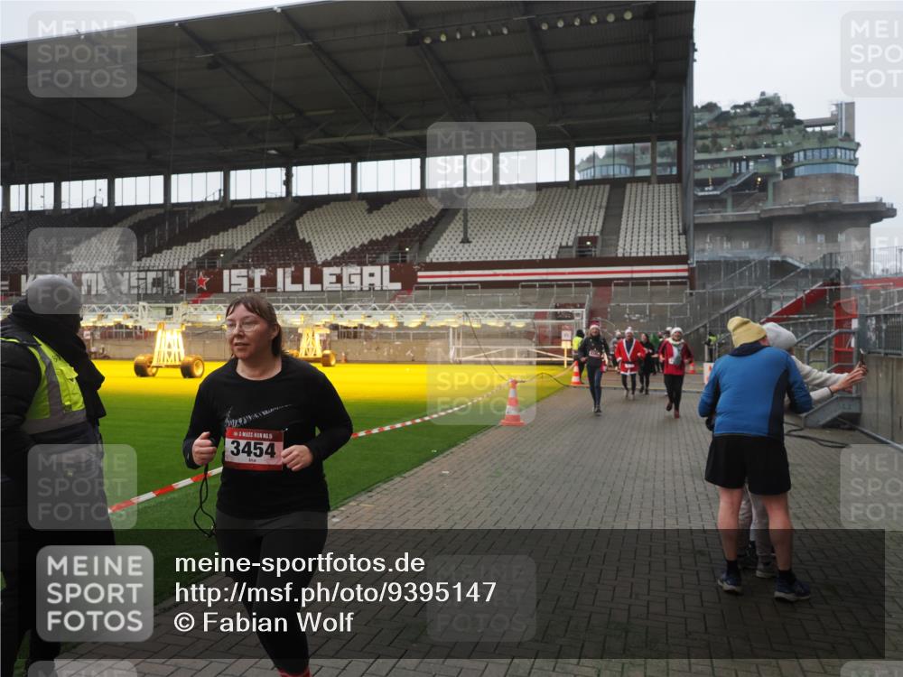 07.12.2025 - St. Pauli X-Mass-Run No. 15 Fabian Wolf http://msf.ph/oto/9395147 07.12.2025 10:28:26 Ziel 412, 2526, 2723, 3395, 3413, 3454, 3472, 4037, 4245, 4250, 4355, 4388, 4697, 4698, 4701, 4702, 4706, 4707 meine-sportfotos.de