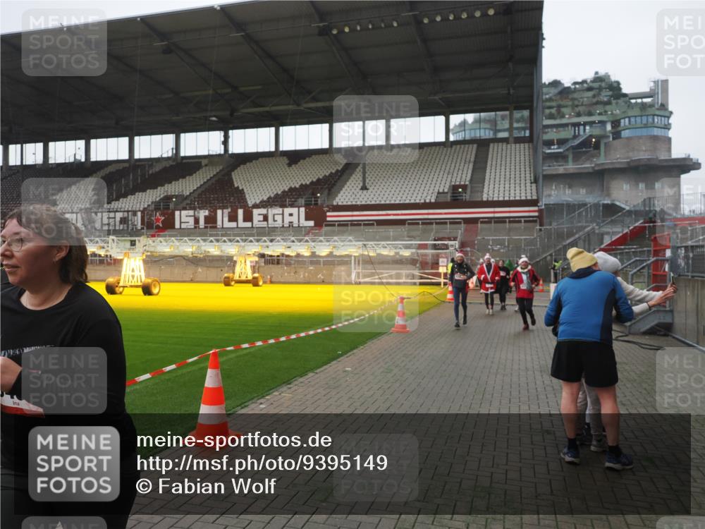 07.12.2025 - St. Pauli X-Mass-Run No. 15 Fabian Wolf http://msf.ph/oto/9395149 07.12.2025 10:28:26 Ziel 412, 2526, 2723, 3395, 3413, 3454, 3472, 4037, 4245, 4250, 4355, 4388, 4697, 4698, 4701, 4702, 4706, 4707 meine-sportfotos.de