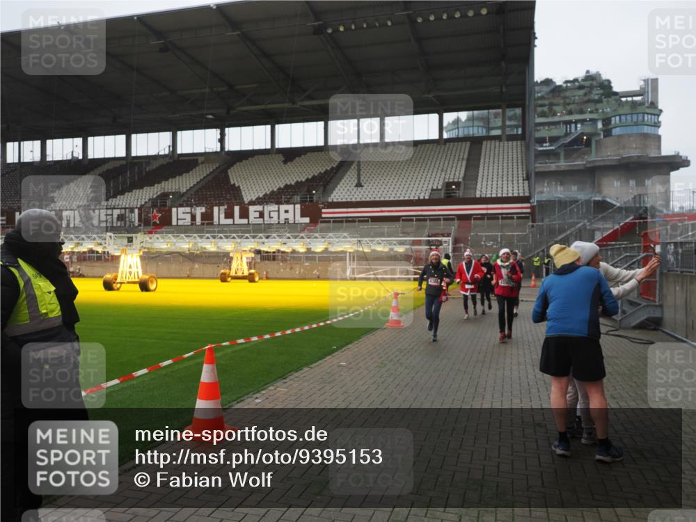 07.12.2025 - St. Pauli X-Mass-Run No. 15 Fabian Wolf http://msf.ph/oto/9395153 07.12.2025 10:28:27 Ziel 412, 2526, 2723, 2912, 3218, 3377, 3395, 3413, 3454, 3472, 4037, 4245, 4250, 4355, 4388, 4697, 4698, 4701, 4702, 4706, 4707 meine-sportfotos.de