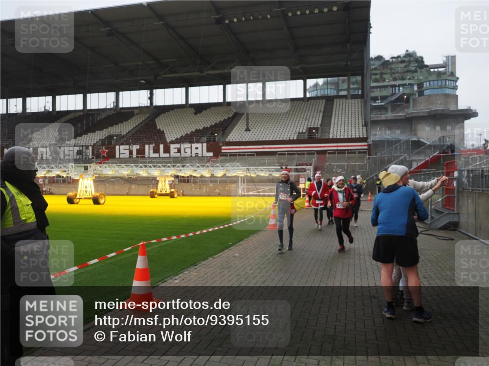 07.12.2025 - St. Pauli X-Mass-Run No. 15 Fabian Wolf http://msf.ph/oto/9395155 07.12.2025 10:28:28 Ziel 412, 2526, 2723, 2912, 2913, 3209, 3218, 3377, 3395, 3413, 3454, 3472, 4037, 4245, 4250, 4355, 4388, 4697, 4698, 4701, 4702, 4706, 4707 meine-sportfotos.de