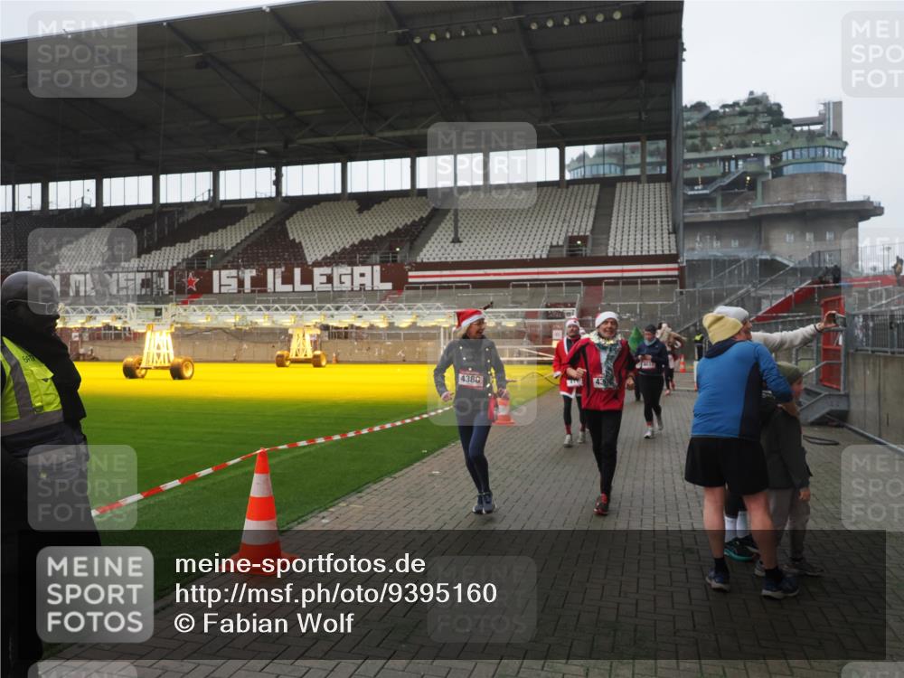 07.12.2025 - St. Pauli X-Mass-Run No. 15 Fabian Wolf http://msf.ph/oto/9395160 07.12.2025 10:28:29 Ziel 412, 2526, 2723, 2912, 2913, 3209, 3218, 3377, 3395, 3454, 3472, 4037, 4245, 4250, 4355, 4388, 4698, 4701, 4702, 4706, 4707 meine-sportfotos.de