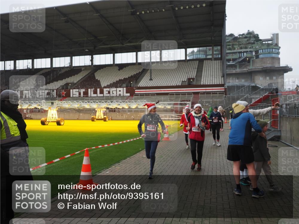 07.12.2025 - St. Pauli X-Mass-Run No. 15 Fabian Wolf http://msf.ph/oto/9395161 07.12.2025 10:28:29 Ziel 412, 2526, 2723, 2912, 2913, 3209, 3218, 3377, 3395, 3454, 3472, 4037, 4245, 4250, 4355, 4388, 4698, 4701, 4702, 4706, 4707 meine-sportfotos.de