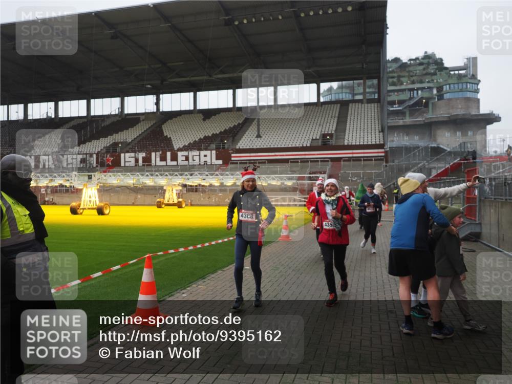 07.12.2025 - St. Pauli X-Mass-Run No. 15 Fabian Wolf http://msf.ph/oto/9395162 07.12.2025 10:28:29 Ziel 412, 2526, 2723, 2912, 2913, 3209, 3218, 3377, 3395, 3454, 3472, 4037, 4245, 4250, 4355, 4388, 4698, 4701, 4702, 4706, 4707 meine-sportfotos.de