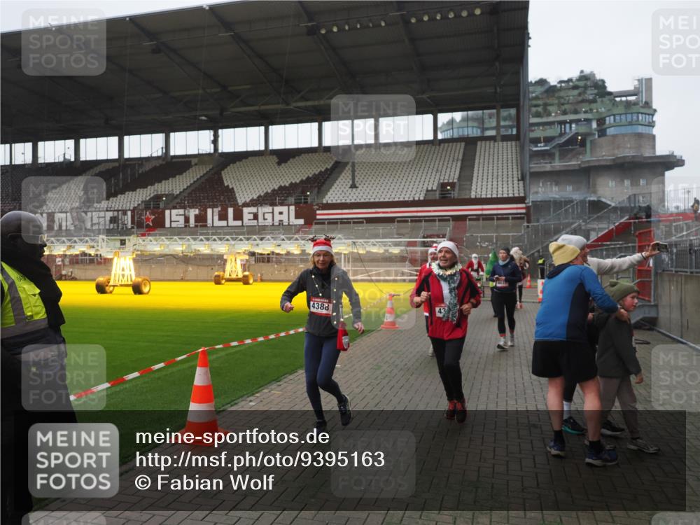 07.12.2025 - St. Pauli X-Mass-Run No. 15 Fabian Wolf http://msf.ph/oto/9395163 07.12.2025 10:28:30 Ziel 412, 2526, 2723, 2912, 2913, 3209, 3218, 3377, 3454, 3472, 4037, 4250, 4355, 4388, 4698, 4702, 4707 meine-sportfotos.de