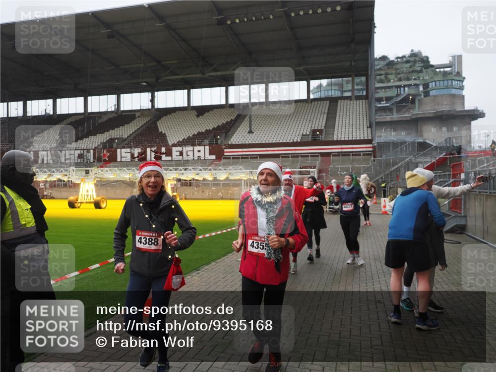 07.12.2025 - St. Pauli X-Mass-Run No. 15 Fabian Wolf http://msf.ph/oto/9395168 07.12.2025 10:28:31 Ziel 412, 2526, 2723, 2912, 2913, 3209, 3218, 3377, 3454, 3472, 4037, 4250, 4355, 4388 meine-sportfotos.de