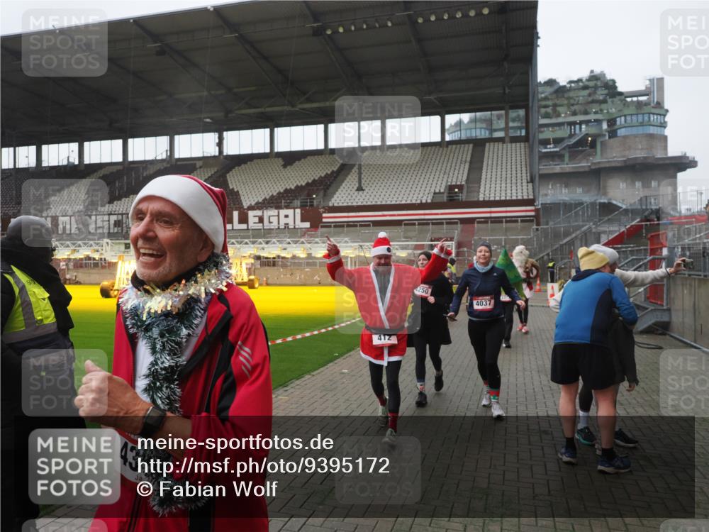 07.12.2025 - St. Pauli X-Mass-Run No. 15 Fabian Wolf http://msf.ph/oto/9395172 07.12.2025 10:28:31 Ziel 412, 2526, 2723, 2912, 2913, 3209, 3218, 3377, 3454, 3472, 4037, 4250, 4355, 4388 meine-sportfotos.de