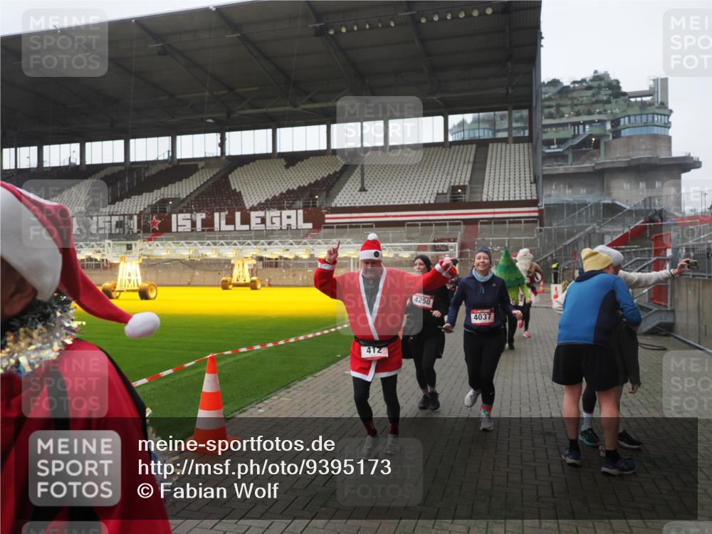 07.12.2025 - St. Pauli X-Mass-Run No. 15 Fabian Wolf http://msf.ph/oto/9395173 07.12.2025 10:28:32 Ziel 412, 2526, 2723, 2912, 2913, 3209, 3218, 3377, 3454, 3472, 4037, 4250, 4355, 4388 meine-sportfotos.de