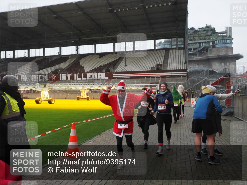 07.12.2025 - St. Pauli X-Mass-Run No. 15 Fabian Wolf http://msf.ph/oto/9395174 07.12.2025 10:28:32 Ziel 412, 2526, 2723, 2912, 2913, 3209, 3218, 3377, 3454, 3472, 4037, 4250, 4355, 4388 meine-sportfotos.de