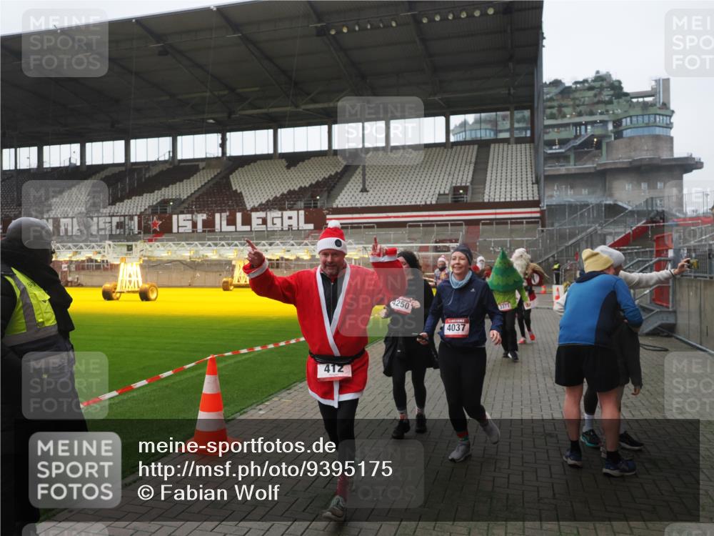 07.12.2025 - St. Pauli X-Mass-Run No. 15 Fabian Wolf http://msf.ph/oto/9395175 07.12.2025 10:28:32 Ziel 412, 2526, 2723, 2912, 2913, 3209, 3218, 3377, 3454, 3472, 4037, 4250, 4355, 4388 meine-sportfotos.de