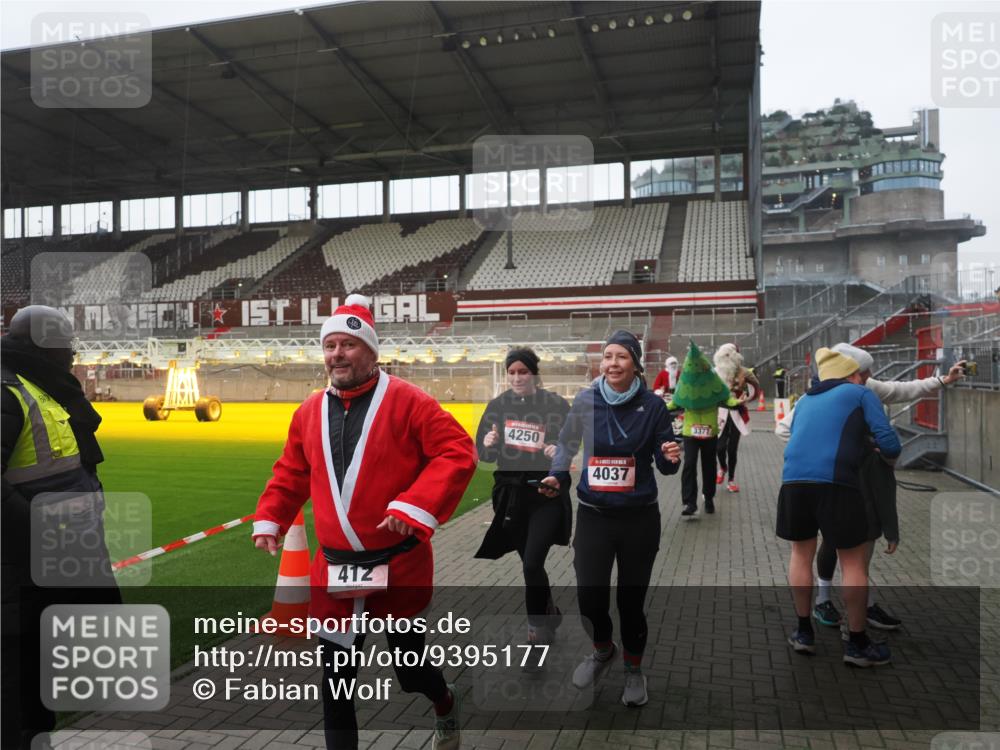 07.12.2025 - St. Pauli X-Mass-Run No. 15 Fabian Wolf http://msf.ph/oto/9395177 07.12.2025 10:28:32 Ziel 412, 2526, 2723, 2912, 2913, 3209, 3218, 3377, 3454, 3472, 4037, 4250, 4355, 4388 meine-sportfotos.de