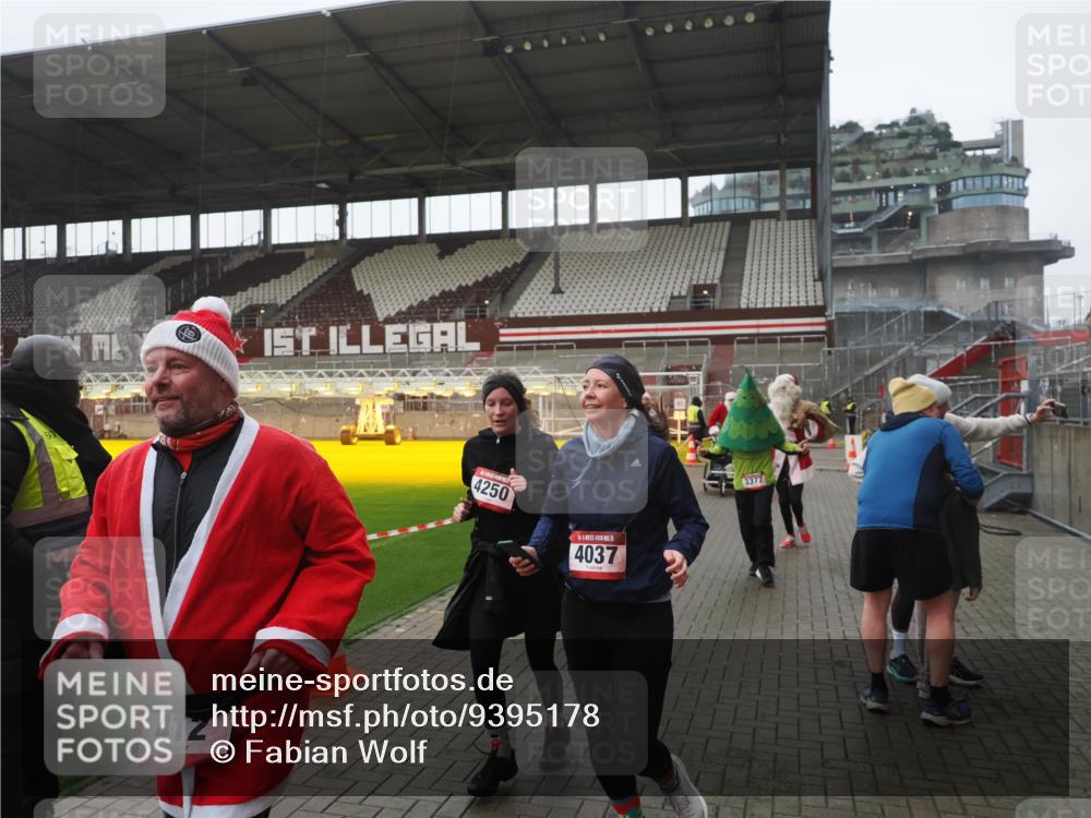 07.12.2025 - St. Pauli X-Mass-Run No. 15 Fabian Wolf http://msf.ph/oto/9395178 07.12.2025 10:28:33 Ziel 412, 2526, 2912, 2913, 3209, 3218, 3377, 3454, 4037, 4250, 4355, 4388 meine-sportfotos.de