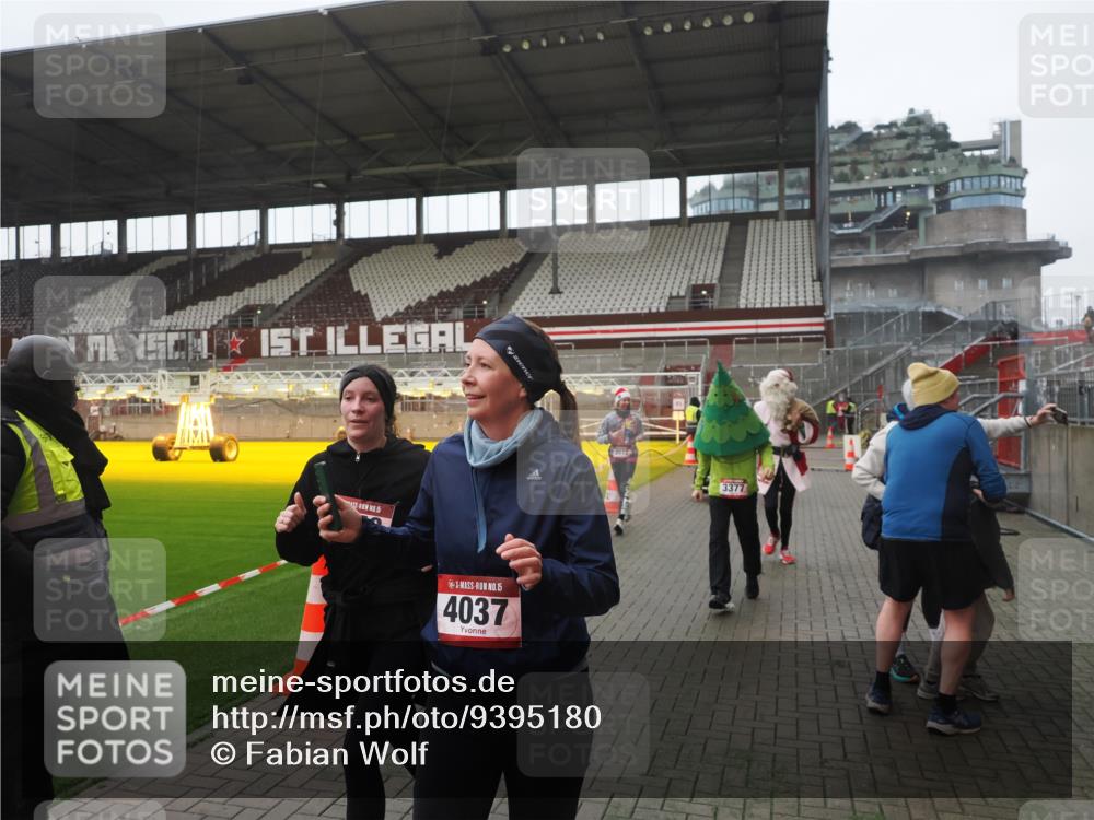 07.12.2025 - St. Pauli X-Mass-Run No. 15 Fabian Wolf http://msf.ph/oto/9395180 07.12.2025 10:28:33 Ziel 412, 2526, 2912, 2913, 3209, 3218, 3377, 3454, 4037, 4250, 4355, 4388 meine-sportfotos.de