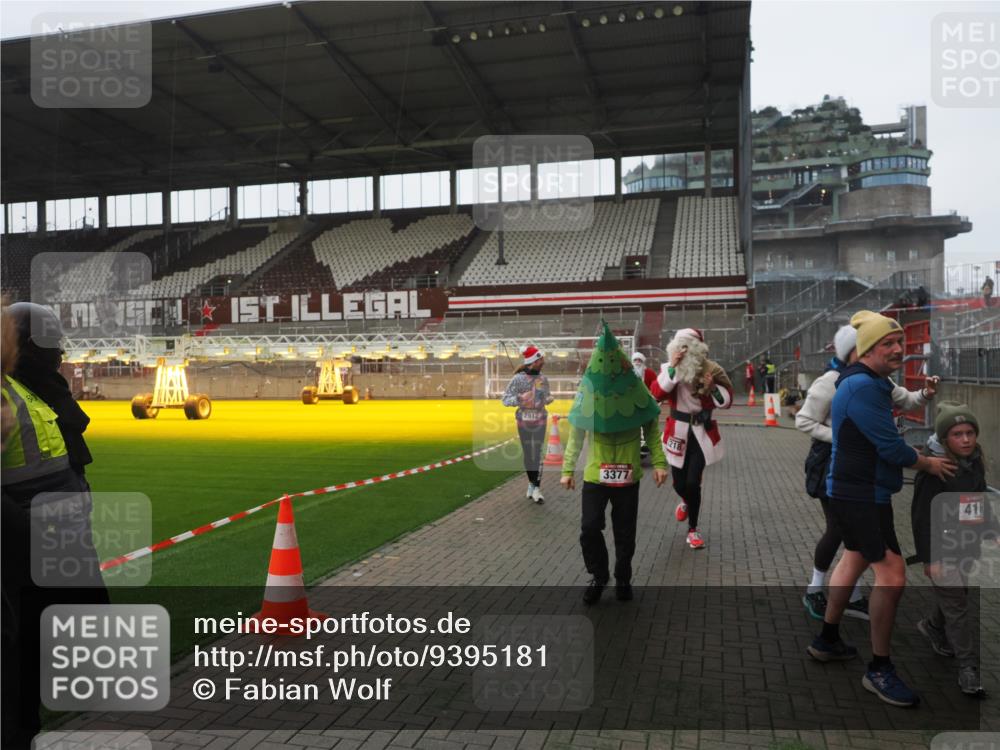 07.12.2025 - St. Pauli X-Mass-Run No. 15 Fabian Wolf http://msf.ph/oto/9395181 07.12.2025 10:28:34 Ziel 412, 2526, 2912, 2913, 3209, 3218, 3377, 3454, 4037, 4250, 4355, 4388 meine-sportfotos.de