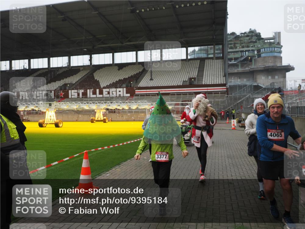07.12.2025 - St. Pauli X-Mass-Run No. 15 Fabian Wolf http://msf.ph/oto/9395184 07.12.2025 10:28:34 Ziel 412, 2526, 2912, 2913, 3209, 3218, 3377, 3454, 4037, 4250, 4355, 4388 meine-sportfotos.de