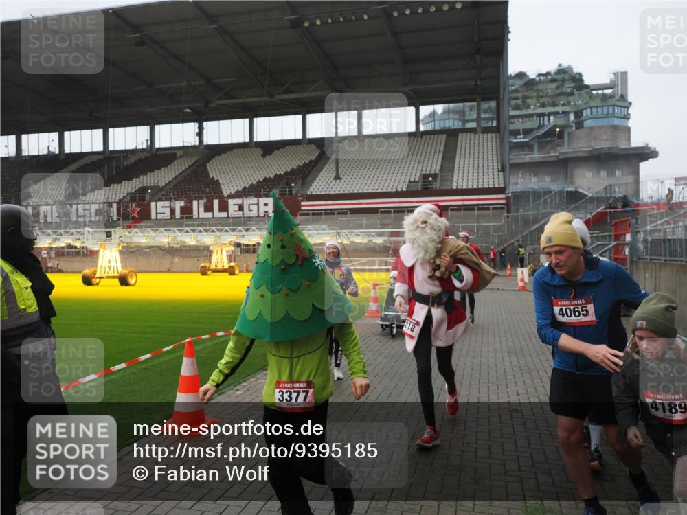 07.12.2025 - St. Pauli X-Mass-Run No. 15 Fabian Wolf http://msf.ph/oto/9395185 07.12.2025 10:28:35 Ziel 412, 2912, 2913, 3209, 3218, 3377, 3454, 4037, 4250, 4355, 4388 meine-sportfotos.de