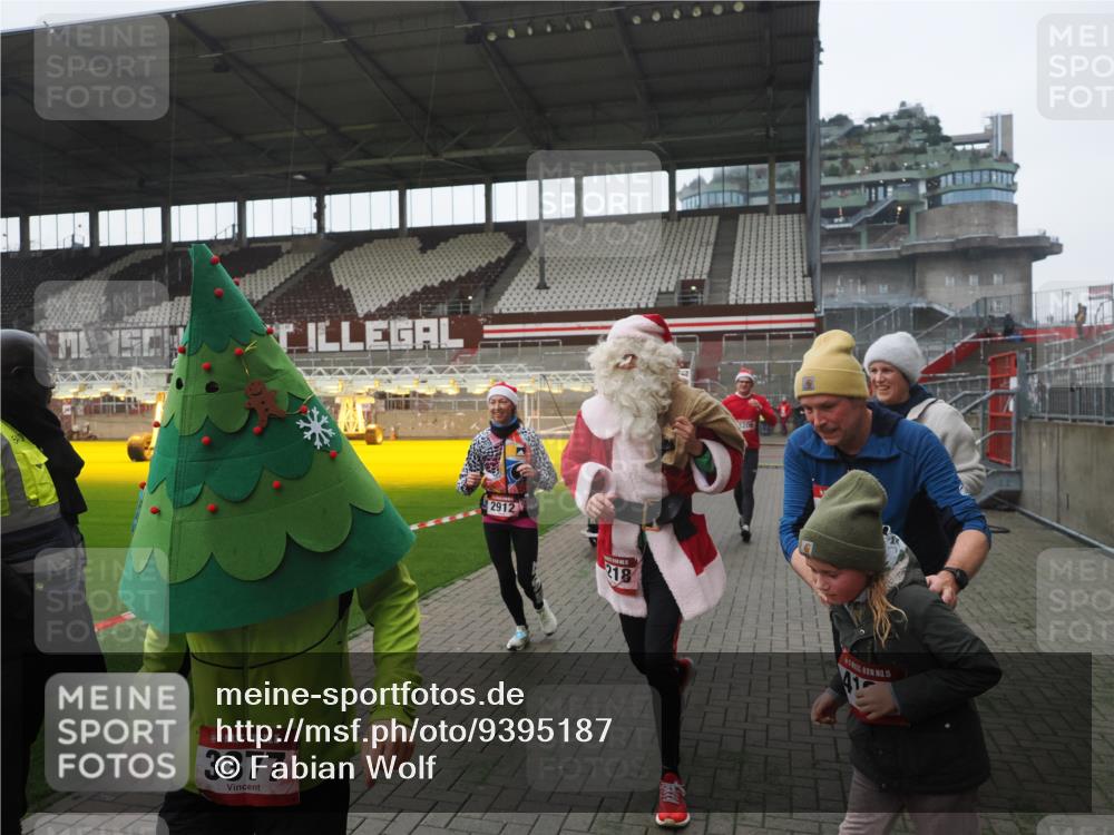 07.12.2025 - St. Pauli X-Mass-Run No. 15 Fabian Wolf http://msf.ph/oto/9395187 07.12.2025 10:28:35 Ziel 412, 2912, 2913, 3209, 3218, 3377, 3454, 4037, 4250, 4355, 4388 meine-sportfotos.de