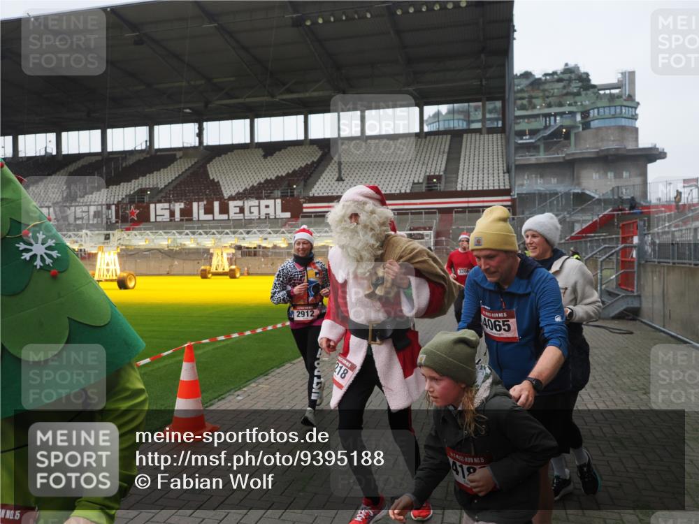 07.12.2025 - St. Pauli X-Mass-Run No. 15 Fabian Wolf http://msf.ph/oto/9395188 07.12.2025 10:28:35 Ziel 412, 2912, 2913, 3209, 3218, 3377, 3454, 4037, 4250, 4355, 4388 meine-sportfotos.de
