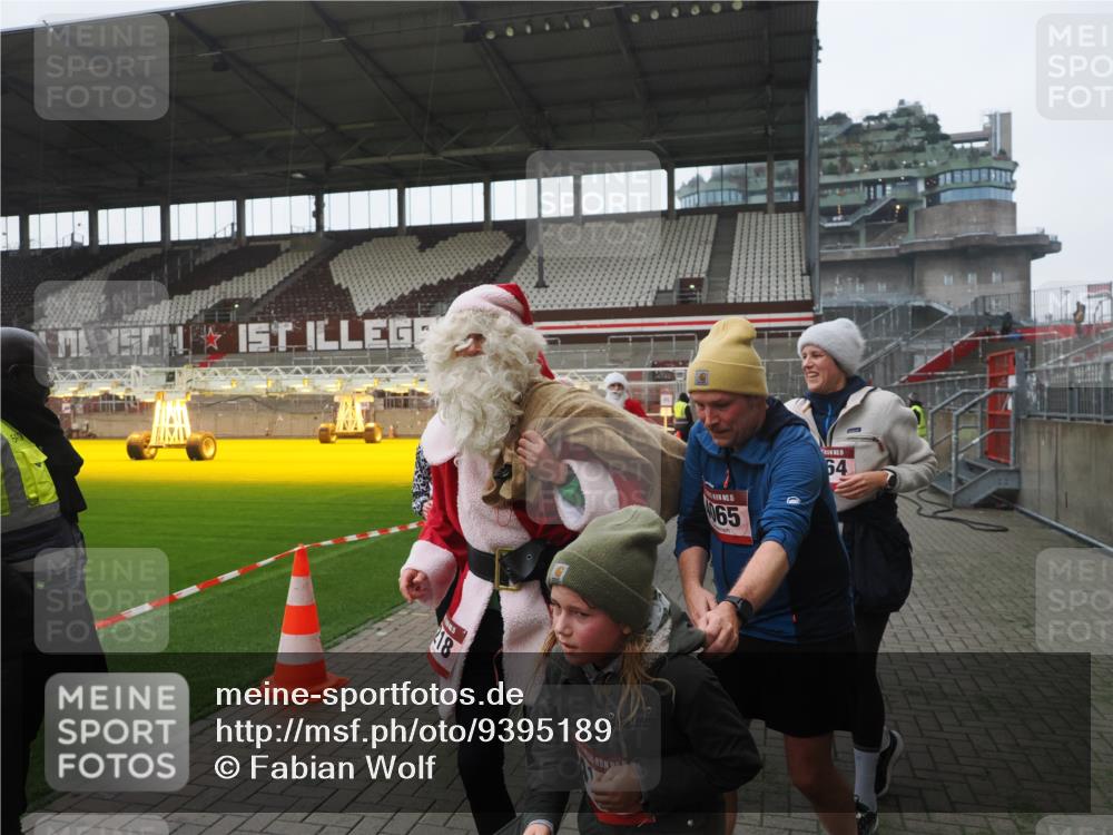 07.12.2025 - St. Pauli X-Mass-Run No. 15 Fabian Wolf http://msf.ph/oto/9395189 07.12.2025 10:28:36 Ziel 412, 2912, 2913, 3209, 3218, 3377, 4037, 4250, 4355, 4388 meine-sportfotos.de