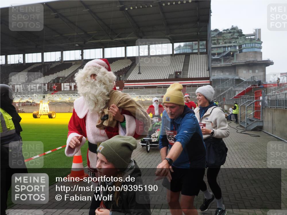 07.12.2025 - St. Pauli X-Mass-Run No. 15 Fabian Wolf http://msf.ph/oto/9395190 07.12.2025 10:28:36 Ziel 412, 2912, 2913, 3209, 3218, 3377, 4037, 4250, 4355, 4388 meine-sportfotos.de