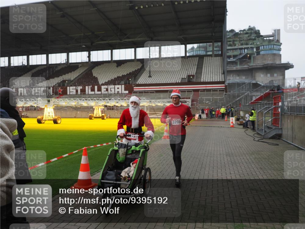 07.12.2025 - St. Pauli X-Mass-Run No. 15 Fabian Wolf http://msf.ph/oto/9395192 07.12.2025 10:28:37 Ziel 412, 2912, 2913, 3209, 3218, 3377, 4037, 4250, 4355, 4388 meine-sportfotos.de
