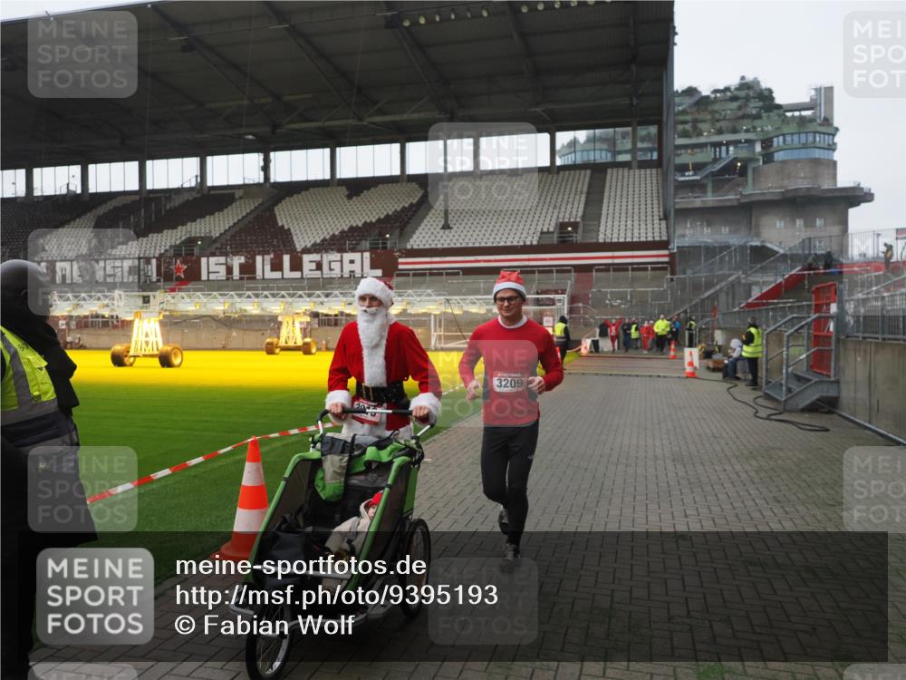 07.12.2025 - St. Pauli X-Mass-Run No. 15 Fabian Wolf http://msf.ph/oto/9395193 07.12.2025 10:28:38 Ziel 412, 2912, 2913, 3209, 3218, 3377, 4037, 4250, 4355, 4388 meine-sportfotos.de