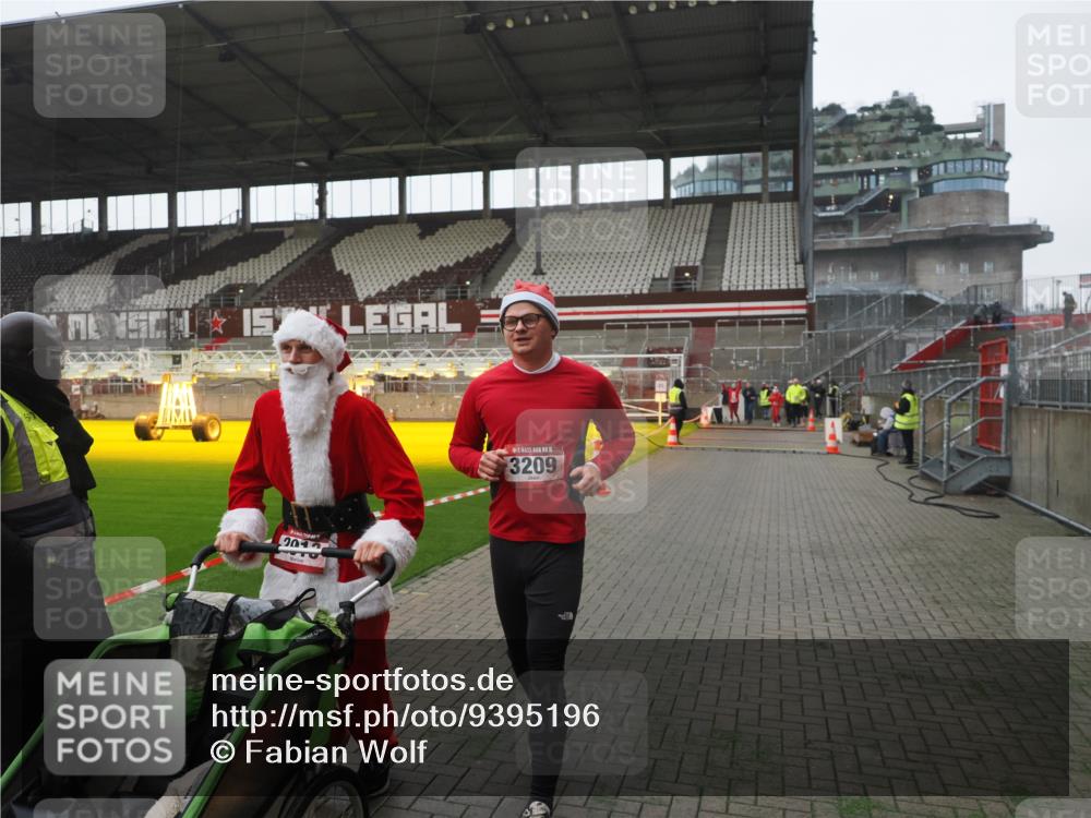 07.12.2025 - St. Pauli X-Mass-Run No. 15 Fabian Wolf http://msf.ph/oto/9395196 07.12.2025 10:28:38 Ziel 412, 2912, 2913, 3209, 3218, 3377, 4037, 4250, 4355, 4388 meine-sportfotos.de