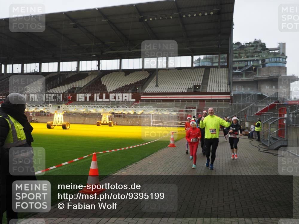 07.12.2025 - St. Pauli X-Mass-Run No. 15 Fabian Wolf http://msf.ph/oto/9395199 07.12.2025 10:28:48 Ziel 1095, 1566, 2046, 2051, 2397, 2913, 3209, 4265, 4291, 4414, 4446, 4449, 4450, 4543, 4544 meine-sportfotos.de