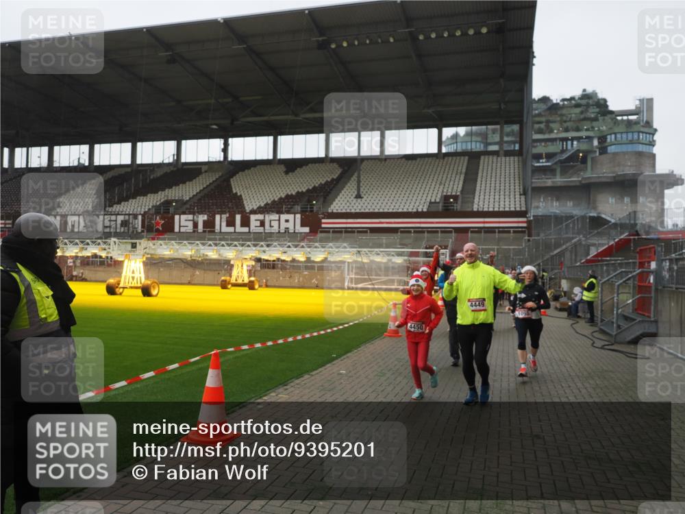 07.12.2025 - St. Pauli X-Mass-Run No. 15 Fabian Wolf http://msf.ph/oto/9395201 07.12.2025 10:28:48 Ziel 1095, 1566, 2046, 2051, 2397, 2913, 3209, 4265, 4291, 4414, 4446, 4449, 4450, 4543, 4544 meine-sportfotos.de