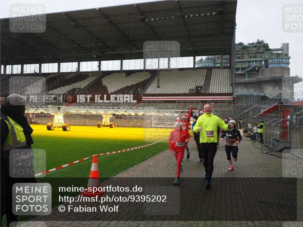 07.12.2025 - St. Pauli X-Mass-Run No. 15 Fabian Wolf http://msf.ph/oto/9395202 07.12.2025 10:28:49 Ziel 1095, 1566, 2046, 2051, 2397, 4265, 4291, 4414, 4446, 4449, 4450, 4543, 4544 meine-sportfotos.de