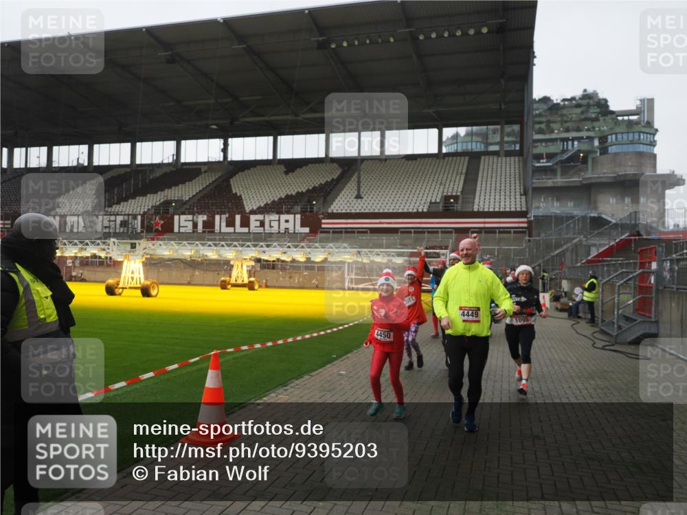 07.12.2025 - St. Pauli X-Mass-Run No. 15 Fabian Wolf http://msf.ph/oto/9395203 07.12.2025 10:28:49 Ziel 1095, 1566, 2046, 2051, 2397, 4265, 4291, 4414, 4446, 4449, 4450, 4543, 4544 meine-sportfotos.de