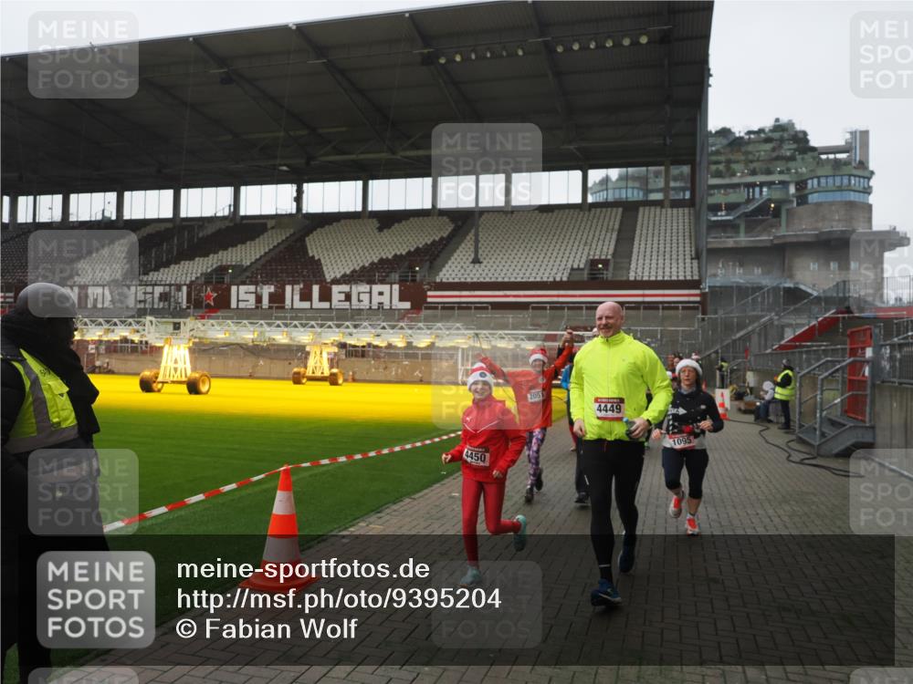 07.12.2025 - St. Pauli X-Mass-Run No. 15 Fabian Wolf http://msf.ph/oto/9395204 07.12.2025 10:28:49 Ziel 1095, 1566, 2046, 2051, 2397, 4265, 4291, 4414, 4446, 4449, 4450, 4543, 4544 meine-sportfotos.de