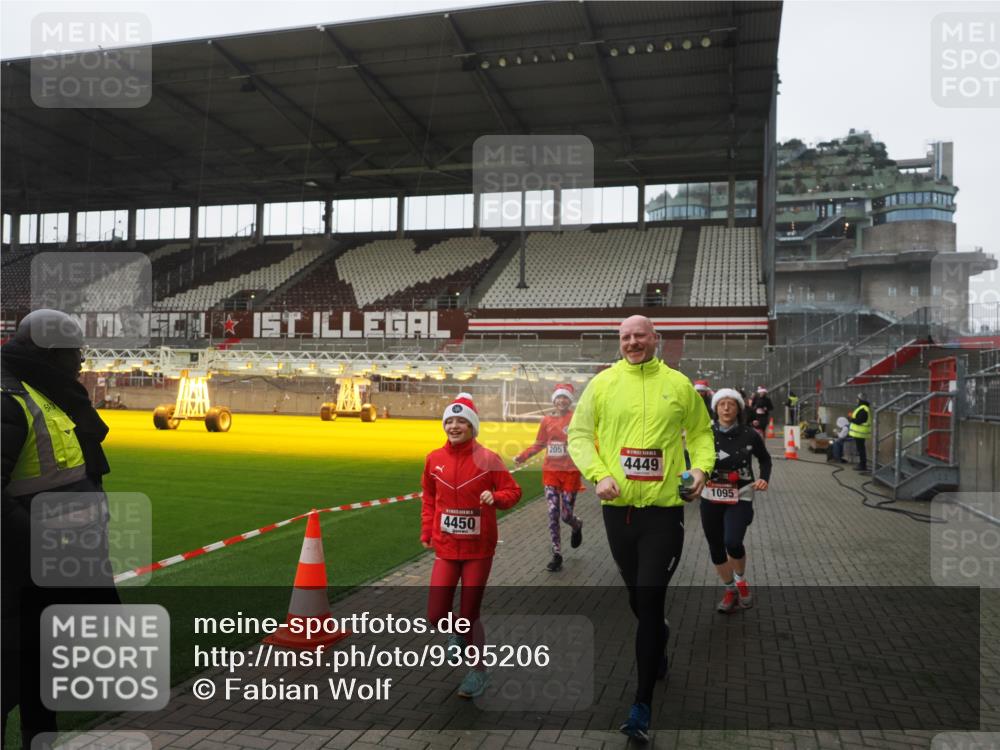 07.12.2025 - St. Pauli X-Mass-Run No. 15 Fabian Wolf http://msf.ph/oto/9395206 07.12.2025 10:28:49 Ziel 1095, 1566, 2046, 2051, 2397, 4265, 4291, 4414, 4446, 4449, 4450, 4543, 4544 meine-sportfotos.de