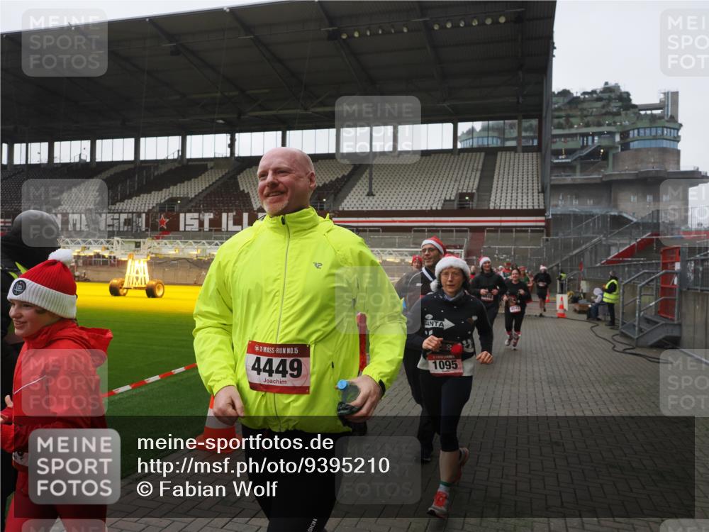 07.12.2025 - St. Pauli X-Mass-Run No. 15 Fabian Wolf http://msf.ph/oto/9395210 07.12.2025 10:28:50 Ziel 1095, 1308, 1330, 1566, 2046, 2051, 2397, 4265, 4291, 4414, 4446, 4449, 4450, 4543, 4544 meine-sportfotos.de