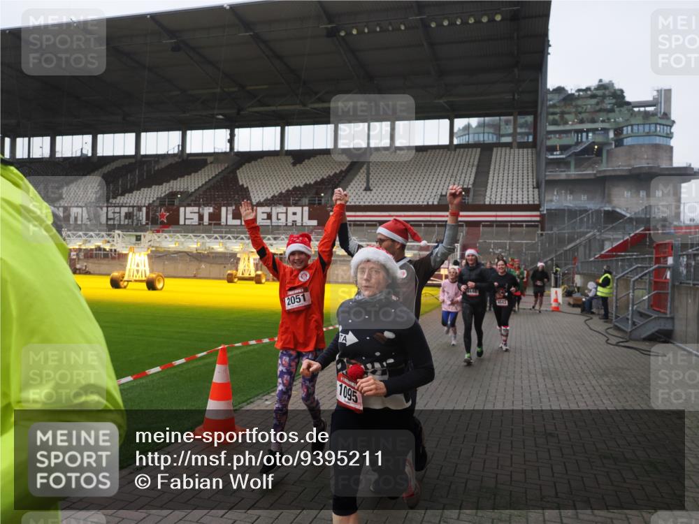 07.12.2025 - St. Pauli X-Mass-Run No. 15 Fabian Wolf http://msf.ph/oto/9395211 07.12.2025 10:28:51 Ziel 1095, 1308, 1330, 1566, 2046, 2051, 2397, 4265, 4291, 4414, 4446, 4449, 4450, 4543, 4544 meine-sportfotos.de