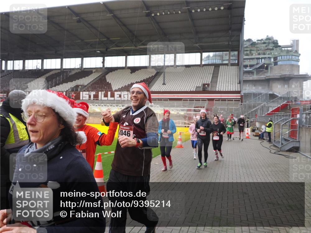 07.12.2025 - St. Pauli X-Mass-Run No. 15 Fabian Wolf http://msf.ph/oto/9395214 07.12.2025 10:28:51 Ziel 1095, 1308, 1330, 1566, 2046, 2051, 2397, 4265, 4291, 4414, 4446, 4449, 4450, 4543, 4544 meine-sportfotos.de