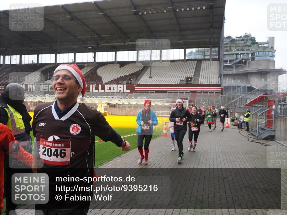 07.12.2025 - St. Pauli X-Mass-Run No. 15 Fabian Wolf http://msf.ph/oto/9395216 07.12.2025 10:28:52 Ziel 1095, 1308, 1330, 1566, 2046, 2051, 2397, 3669, 4265, 4291, 4414, 4446, 4449, 4450, 4543, 4544 meine-sportfotos.de