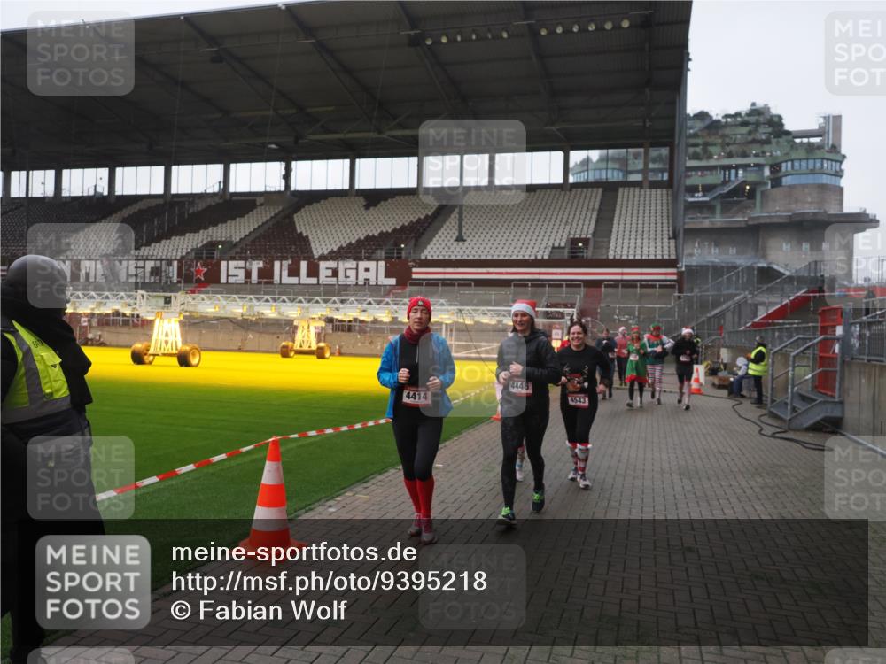 07.12.2025 - St. Pauli X-Mass-Run No. 15 Fabian Wolf http://msf.ph/oto/9395218 07.12.2025 10:28:52 Ziel 1095, 1308, 1330, 1566, 2046, 2051, 2397, 3669, 4265, 4291, 4414, 4446, 4449, 4450, 4543, 4544 meine-sportfotos.de