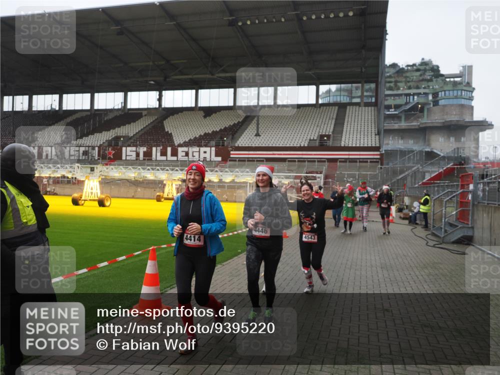 07.12.2025 - St. Pauli X-Mass-Run No. 15 Fabian Wolf http://msf.ph/oto/9395220 07.12.2025 10:28:53 Ziel 1095, 1308, 1330, 1566, 2046, 2051, 2397, 3669, 4265, 4291, 4414, 4446, 4449, 4450, 4543, 4544 meine-sportfotos.de