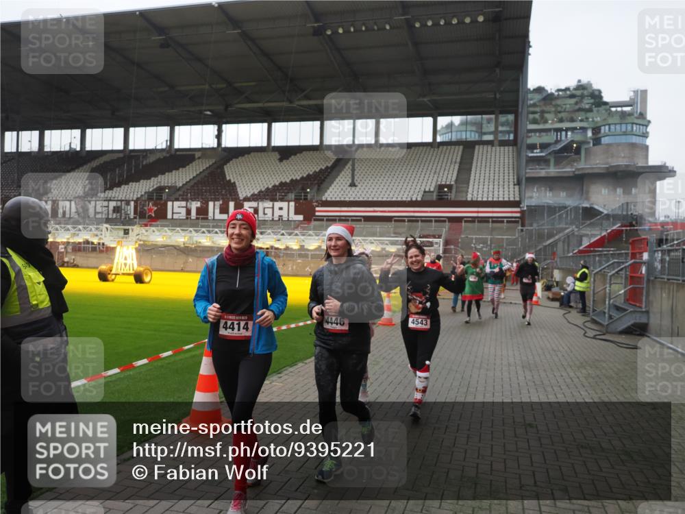 07.12.2025 - St. Pauli X-Mass-Run No. 15 Fabian Wolf http://msf.ph/oto/9395221 07.12.2025 10:28:53 Ziel 1095, 1308, 1330, 1566, 2046, 2051, 2397, 3669, 4265, 4291, 4414, 4446, 4449, 4450, 4543, 4544 meine-sportfotos.de
