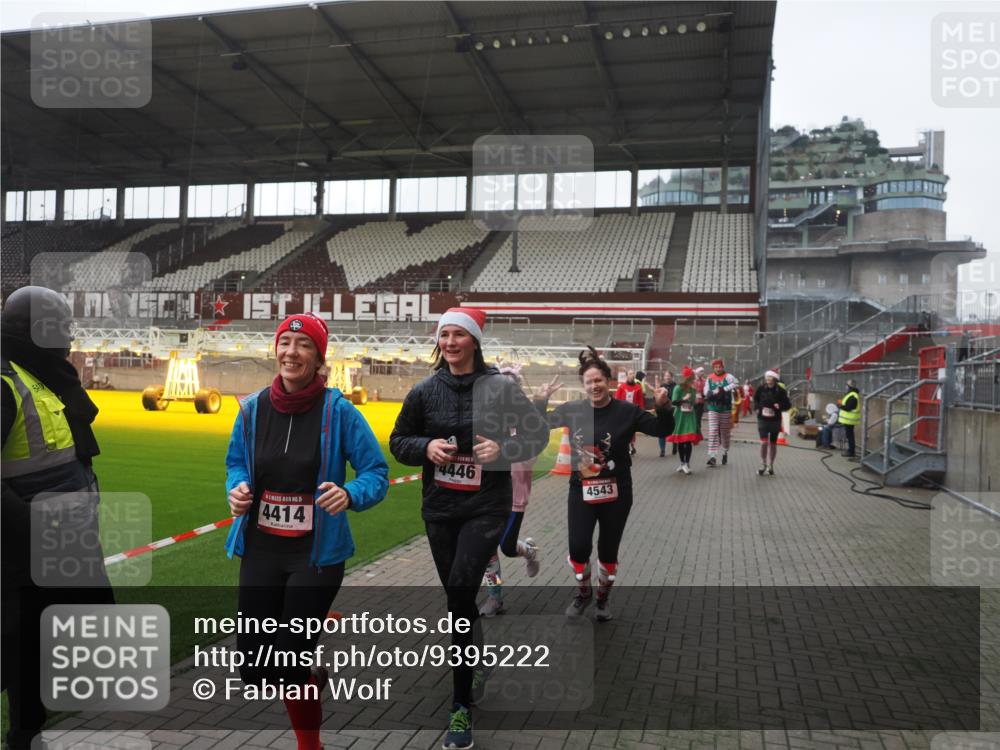 07.12.2025 - St. Pauli X-Mass-Run No. 15 Fabian Wolf http://msf.ph/oto/9395222 07.12.2025 10:28:53 Ziel 1095, 1308, 1330, 1566, 2046, 2051, 2397, 3669, 4265, 4291, 4414, 4446, 4449, 4450, 4543, 4544 meine-sportfotos.de
