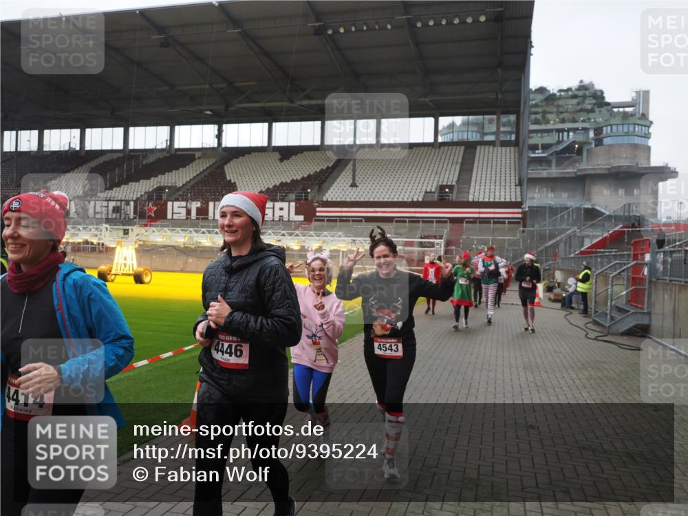 07.12.2025 - St. Pauli X-Mass-Run No. 15 Fabian Wolf http://msf.ph/oto/9395224 07.12.2025 10:28:53 Ziel 1095, 1308, 1330, 1566, 2046, 2051, 2397, 3669, 4265, 4291, 4414, 4446, 4449, 4450, 4543, 4544 meine-sportfotos.de