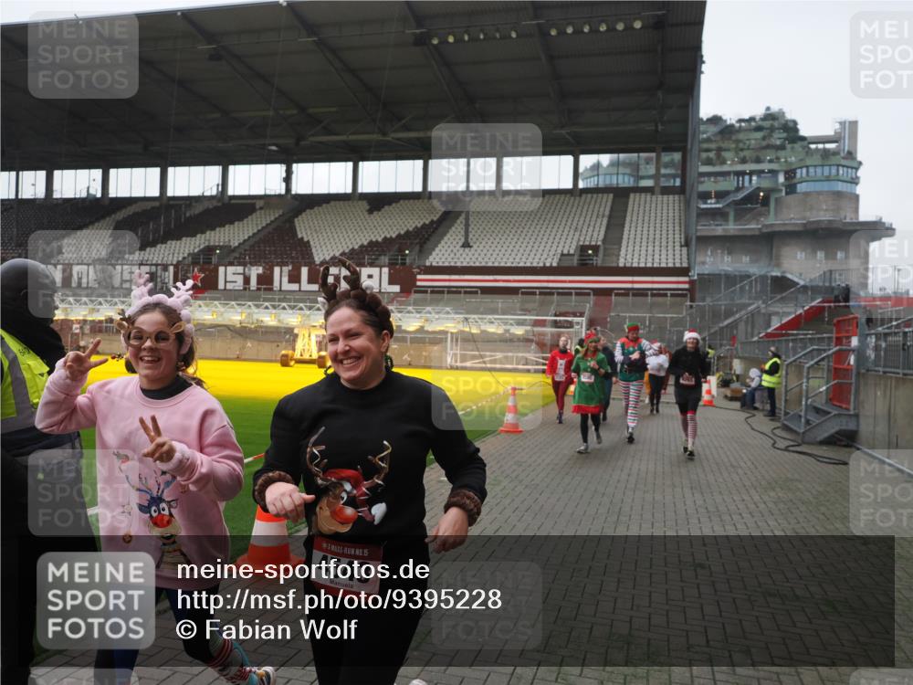 07.12.2025 - St. Pauli X-Mass-Run No. 15 Fabian Wolf http://msf.ph/oto/9395228 07.12.2025 10:28:54 Ziel 1095, 1308, 1330, 1566, 2046, 2051, 2397, 3669, 4073, 4265, 4291, 4414, 4446, 4449, 4450, 4543, 4544 meine-sportfotos.de