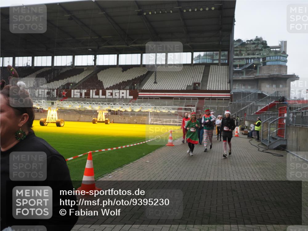 07.12.2025 - St. Pauli X-Mass-Run No. 15 Fabian Wolf http://msf.ph/oto/9395230 07.12.2025 10:28:55 Ziel 1095, 1308, 1330, 1566, 2046, 2051, 2397, 3669, 4073, 4265, 4291, 4414, 4446, 4449, 4450, 4543, 4544 meine-sportfotos.de