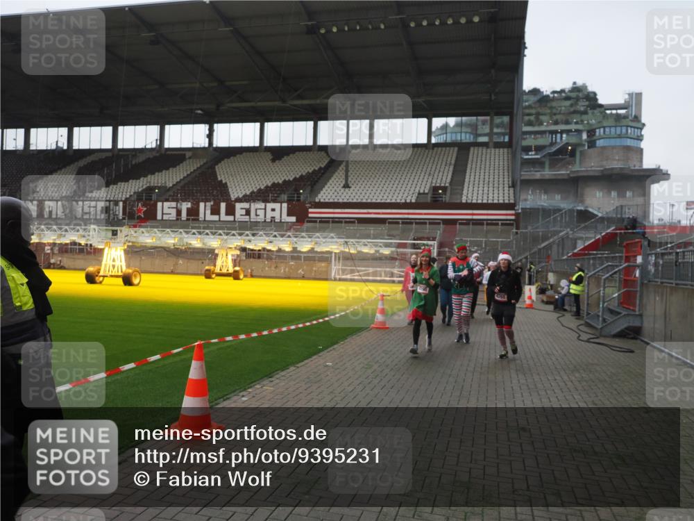 07.12.2025 - St. Pauli X-Mass-Run No. 15 Fabian Wolf http://msf.ph/oto/9395231 07.12.2025 10:28:55 Ziel 1095, 1308, 1330, 1566, 2046, 2051, 2397, 3669, 4073, 4265, 4291, 4414, 4446, 4449, 4450, 4543, 4544 meine-sportfotos.de