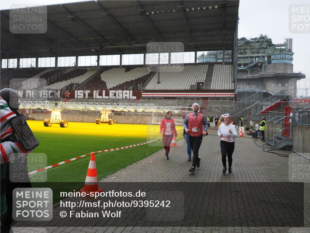 07.12.2025 - St. Pauli X-Mass-Run No. 15 Fabian Wolf http://msf.ph/oto/9395242 07.12.2025 10:28:59 Ziel 1095, 1308, 1330, 1566, 2046, 2051, 2397, 2874, 3669, 4073, 4265, 4291, 4414, 4446, 4449, 4450, 4543, 4544 meine-sportfotos.de