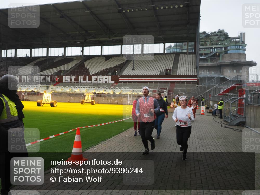 07.12.2025 - St. Pauli X-Mass-Run No. 15 Fabian Wolf http://msf.ph/oto/9395244 07.12.2025 10:28:59 Ziel 1095, 1308, 1330, 1566, 2046, 2051, 2397, 2874, 3669, 4073, 4265, 4291, 4414, 4446, 4449, 4450, 4543, 4544 meine-sportfotos.de