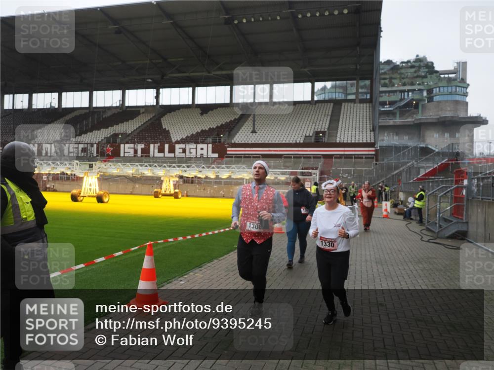 07.12.2025 - St. Pauli X-Mass-Run No. 15 Fabian Wolf http://msf.ph/oto/9395245 07.12.2025 10:29:00 Ziel 1095, 1308, 1330, 1566, 2046, 2051, 2397, 2874, 3669, 4073, 4265, 4291, 4414, 4446, 4449, 4450, 4543, 4544 meine-sportfotos.de