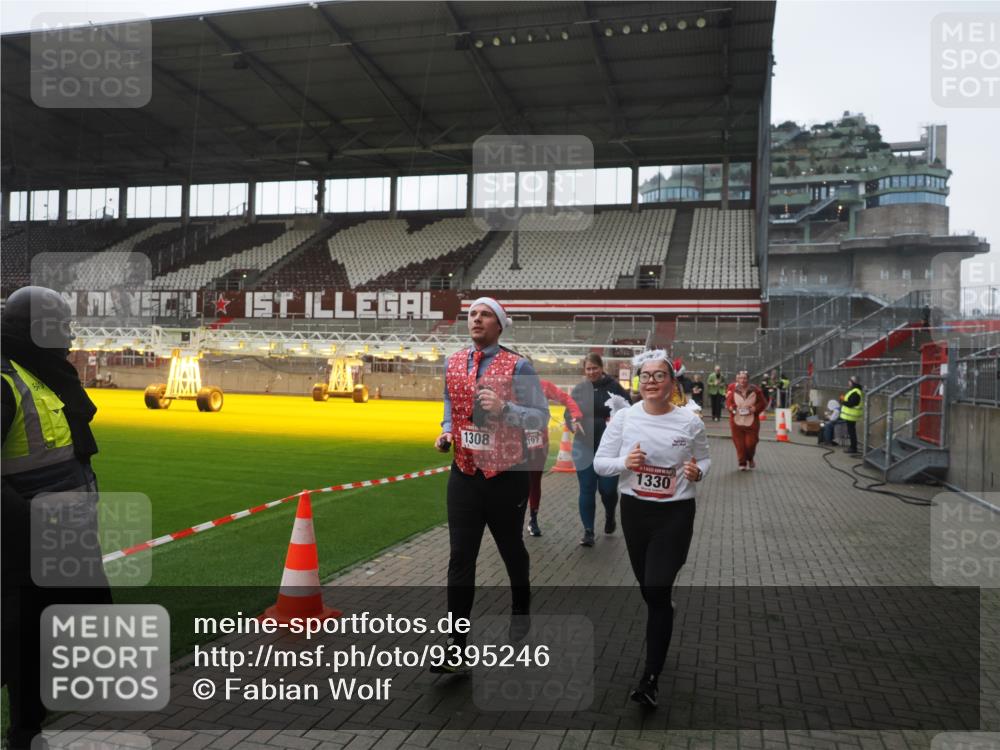 07.12.2025 - St. Pauli X-Mass-Run No. 15 Fabian Wolf http://msf.ph/oto/9395246 07.12.2025 10:29:00 Ziel 1095, 1308, 1330, 1566, 2046, 2051, 2397, 2874, 3669, 4073, 4265, 4291, 4414, 4446, 4449, 4450, 4543, 4544 meine-sportfotos.de